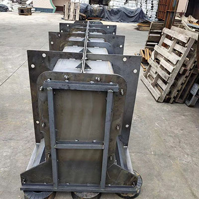 中央隔离墩模具 公路隔离墩模具厂家-鑫译德