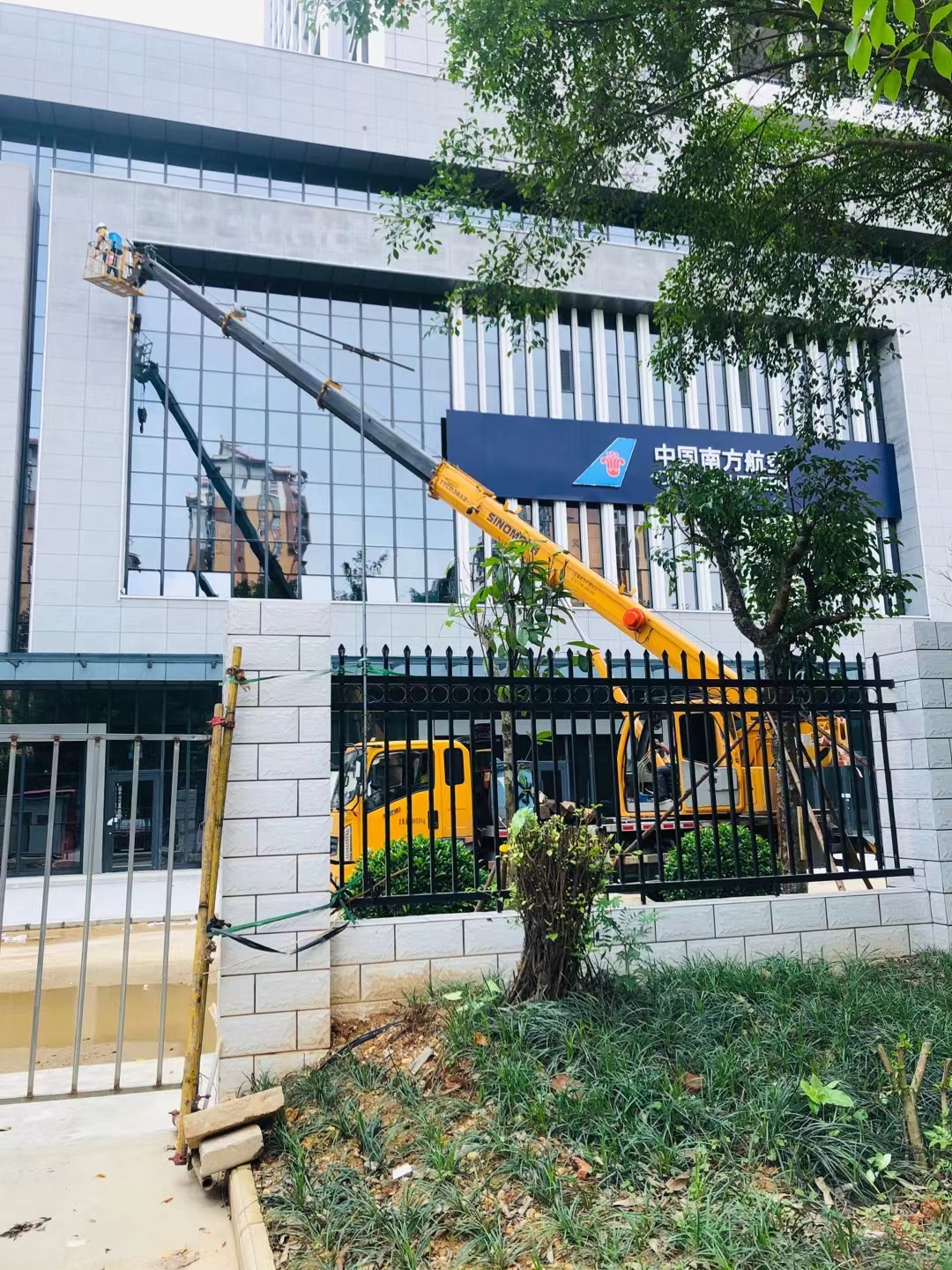 文圣区8-100吨吊车出租价格 大型树木吊装电话 欢迎来电咨询