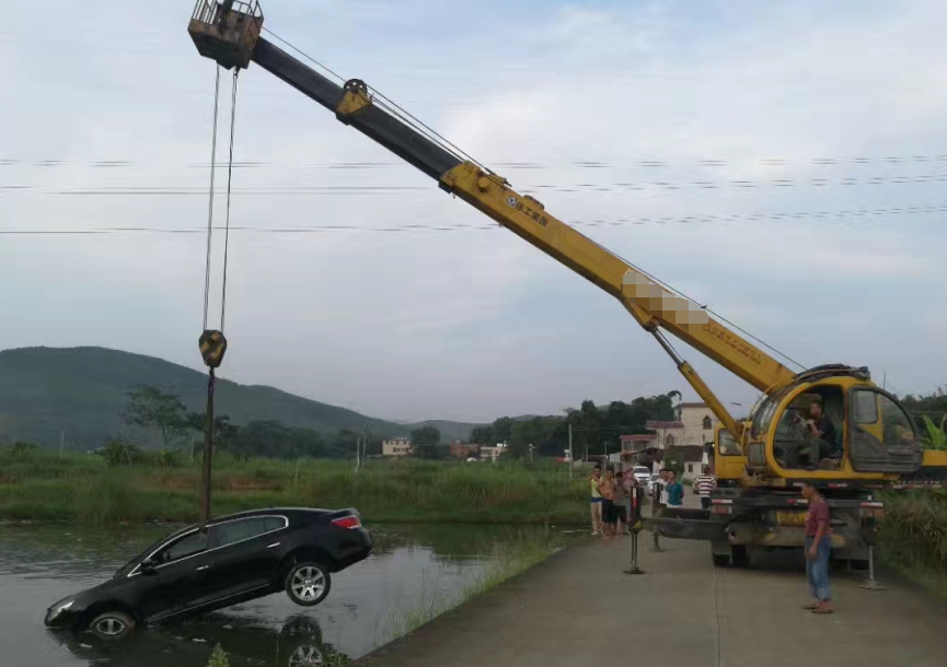 凌河区8-160吨吊车出租报价 厂房设备吊装价格 随叫随到