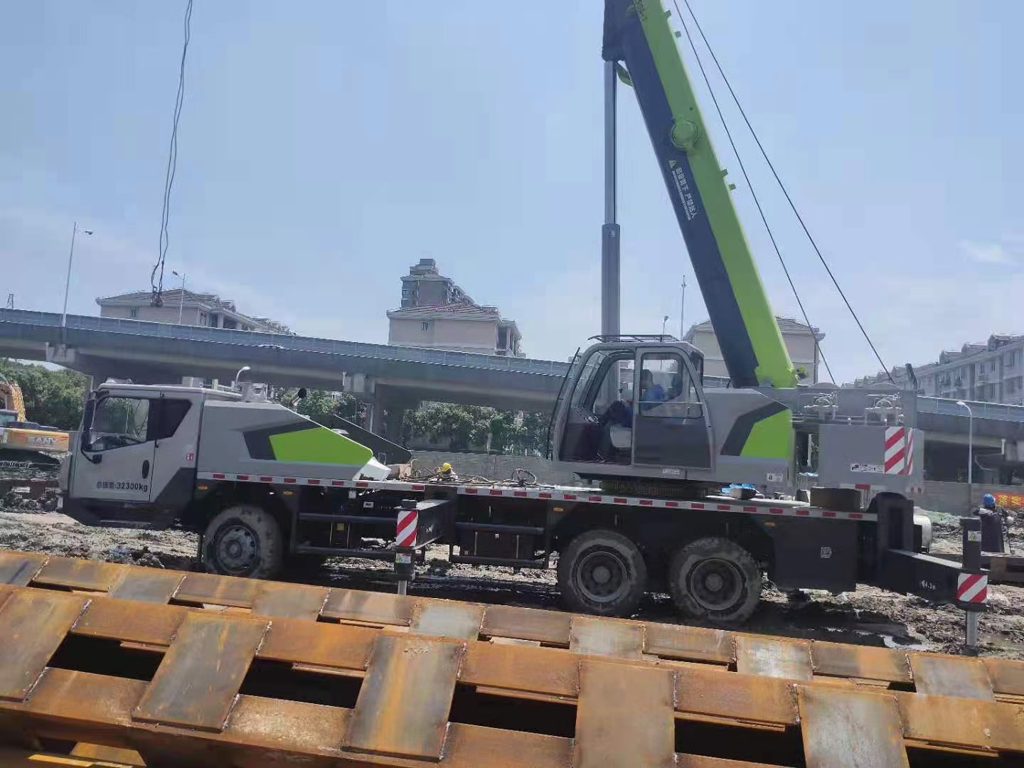贡井区8-160吨吊车出租价格 搬运安装设备报价 日租月租价格