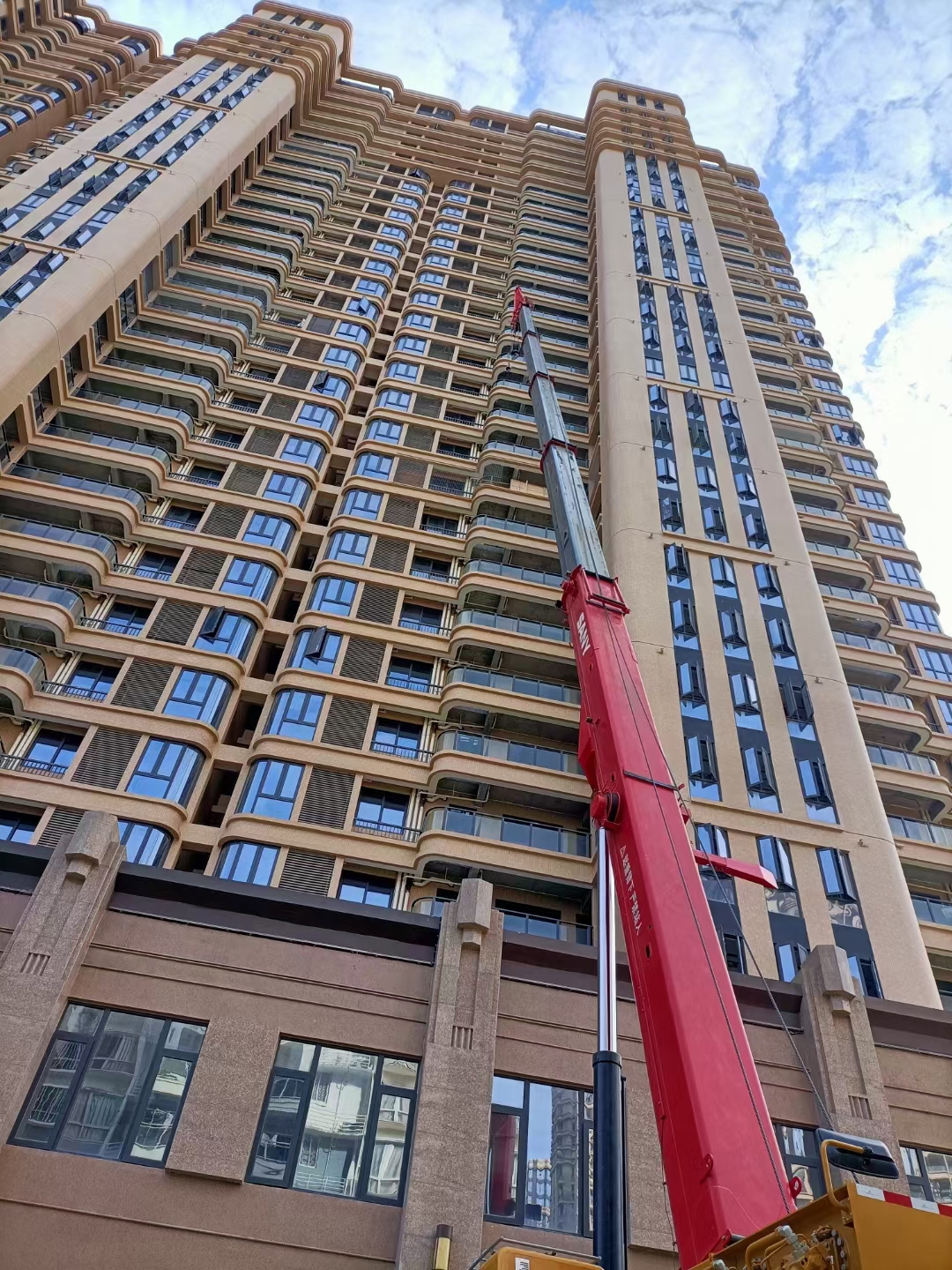 武川县8-260吨吊车出租报价 汽车救援吊装公司 设备多有优惠