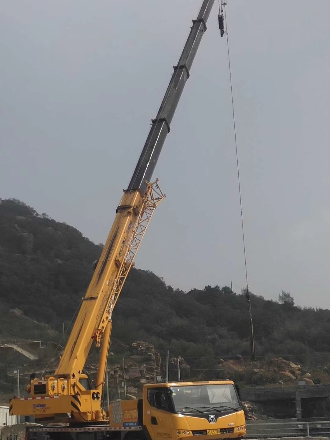 南票区8-80吨吊车出租价格 地磅吊装安装公司 半个台班费咨询