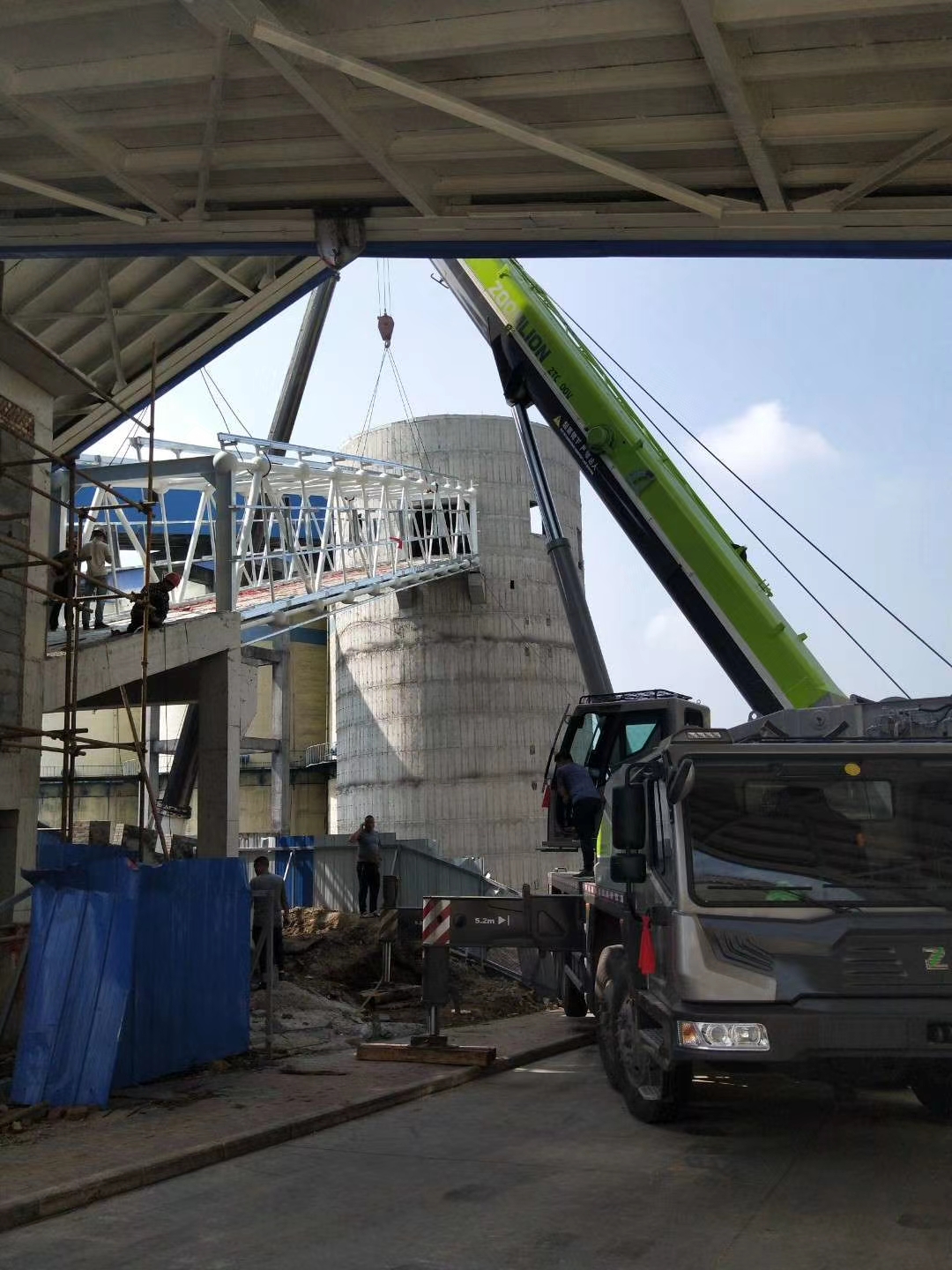 固阳县8-50吨吊车出租价格 玻璃高楼吊装电话 欢迎来电咨询