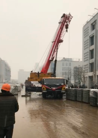 阿坝州8-70吨吊车租赁价格 货物装卸吊装运输价格 租一小时报价