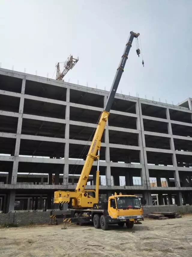 华蓥市8-130吨吊车租赁电话 随车吊出租价格 设备多出车快
