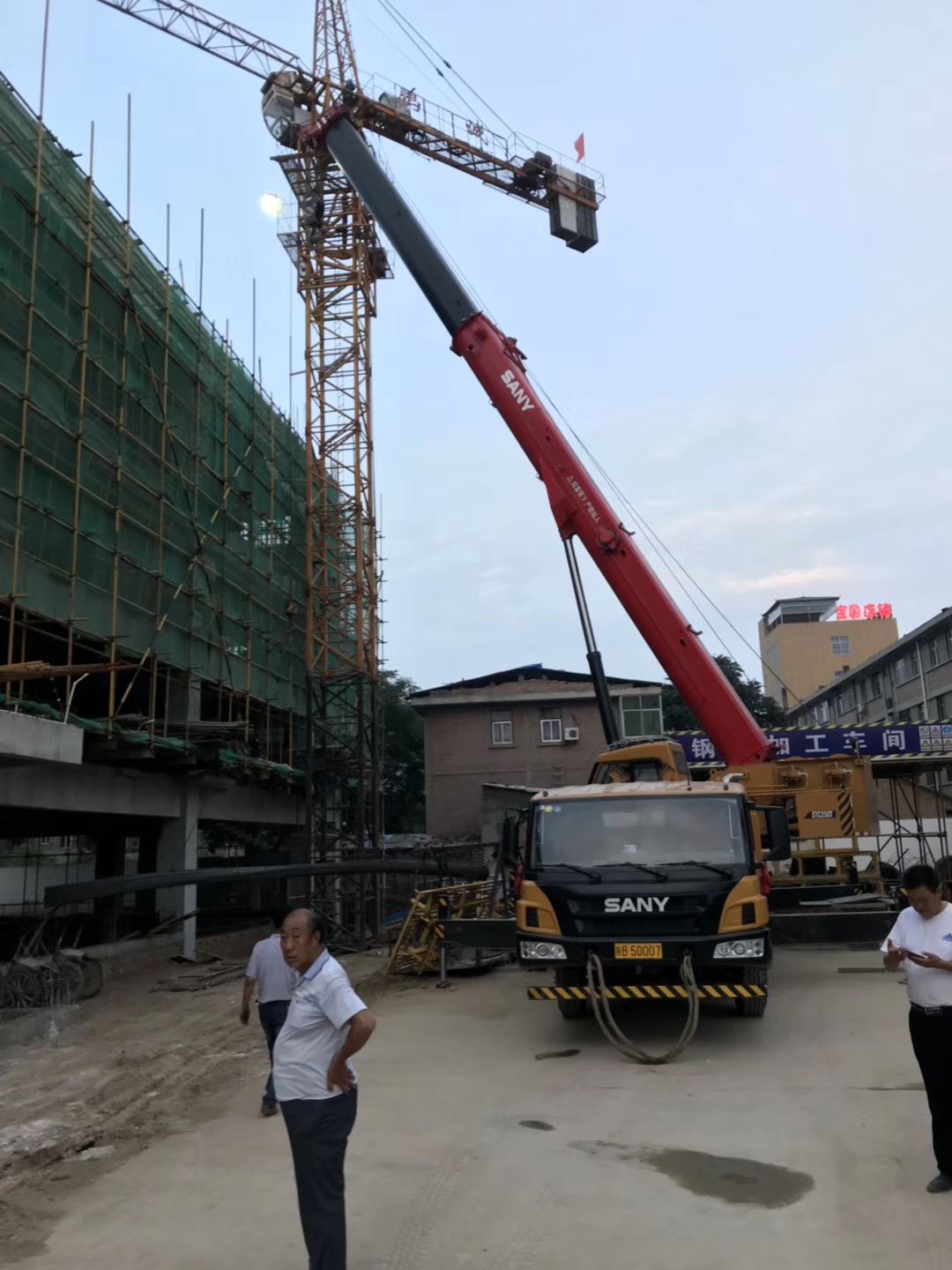 彭山区8-200吨吊车出租报价 广告牌吊装服务公司 随叫随到