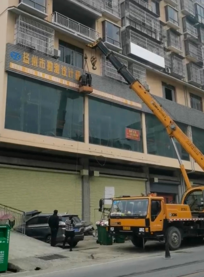 康定县8-130吨吊车租赁价格 设备吊装搬迁公司 价格实惠