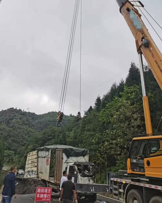 石渠县8-80吨吊车租赁价格 大型树木吊装公司 日租月租价格