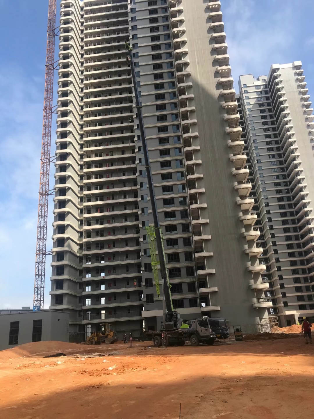 玛多县8-80吨吊车租赁价格 工地设备吊装安装价格 来电咨询报价