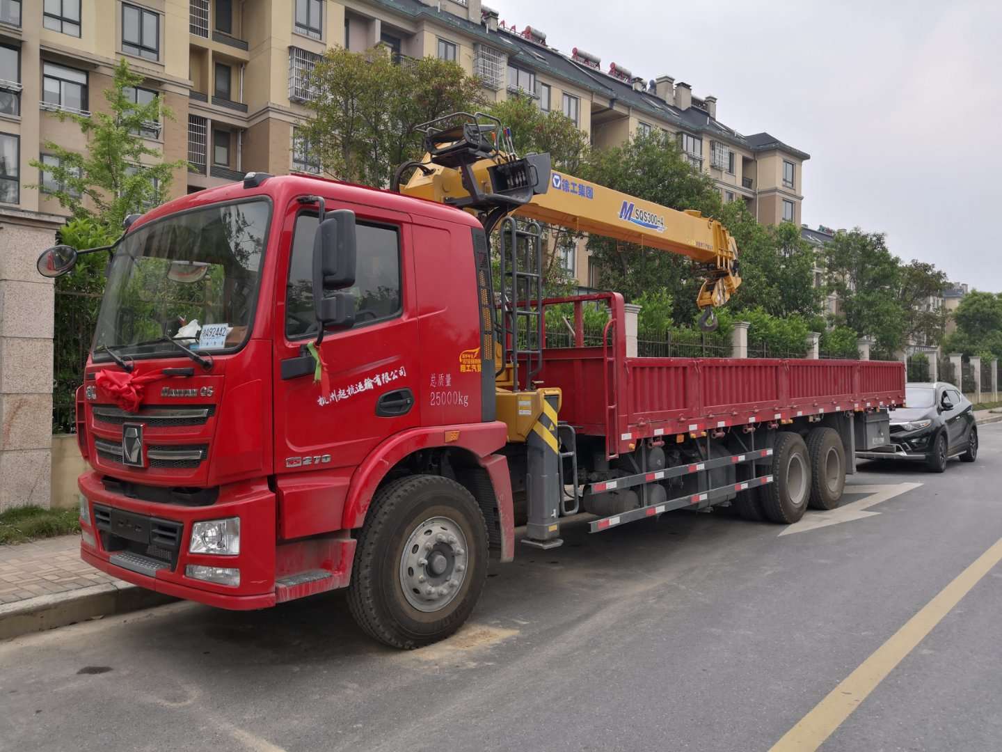 布拖县8-350吨吊车出租 道路救援公司 大小吨位均有