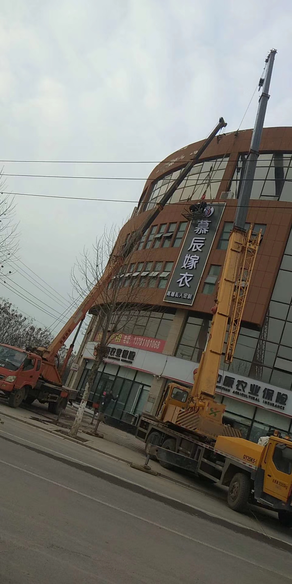 乌兰县8-350吨吊车出租电话 玻璃高楼吊装公司 年租报价