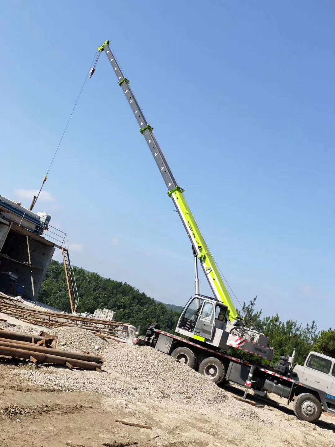 峄城区8-130吨吊车出租价格 钢筋吊装倒车服务价格 日租月租报价