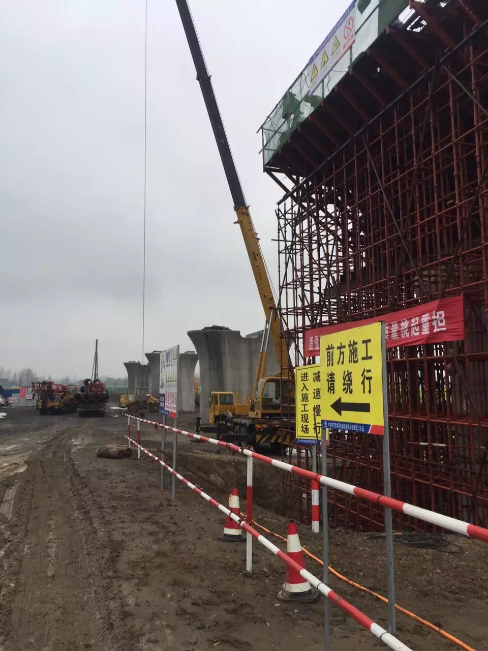乳山市16-260吨吊车出租 设备高空吊装价格 就近安排车