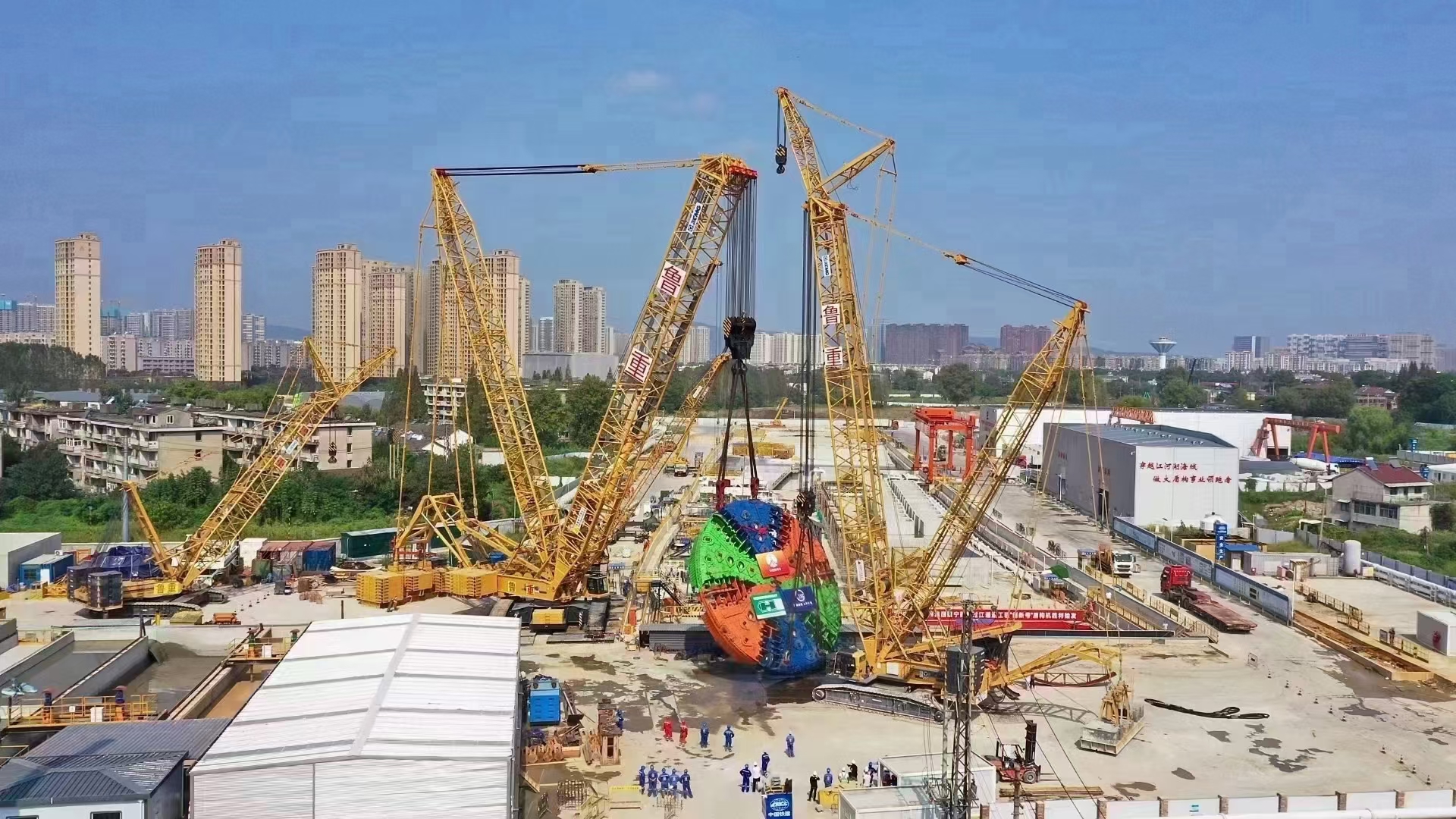 苍山县16-300吨汽车吊出租 厂房设备吊装价格 台班费用咨询