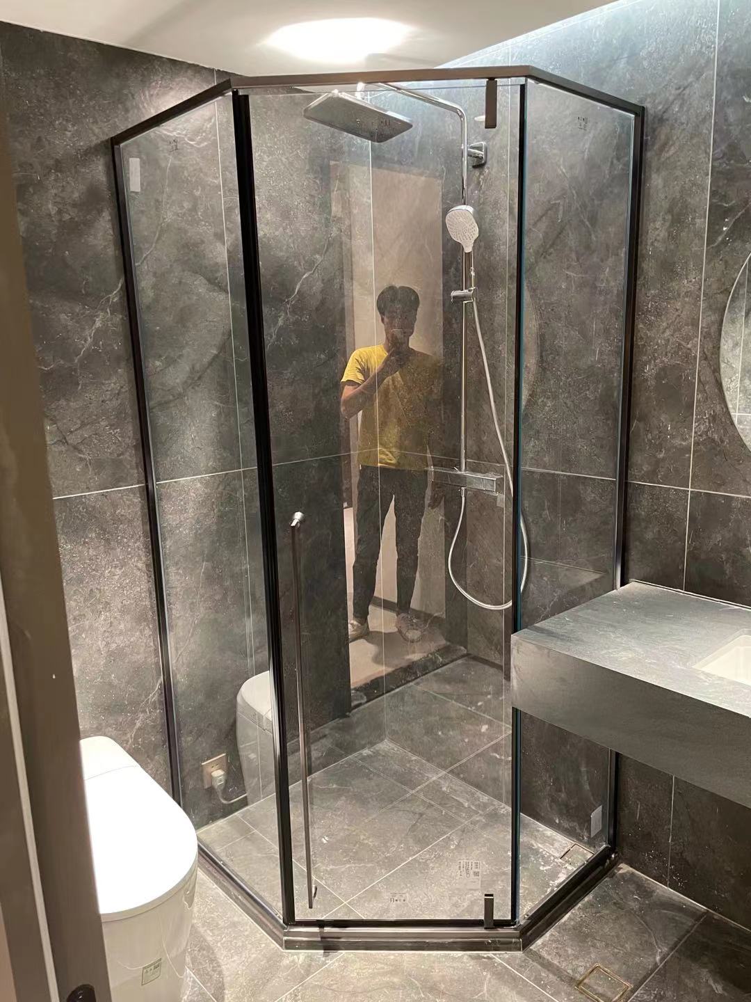 又适合装在墙角，又方便清洁卫生的淋浴房隔断