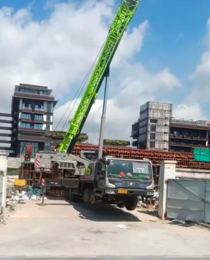 东阿县8-400吨吊车租赁电话 玻璃高楼吊装报价 日租月租均可