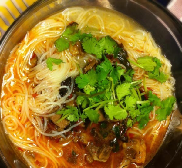 金汤米粉酱料酸菜米线酱料生产厂家