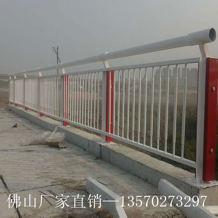 韶关河道景观防撞护栏 厂家定制 喷涂隔离栏 道路栏杆立柱
