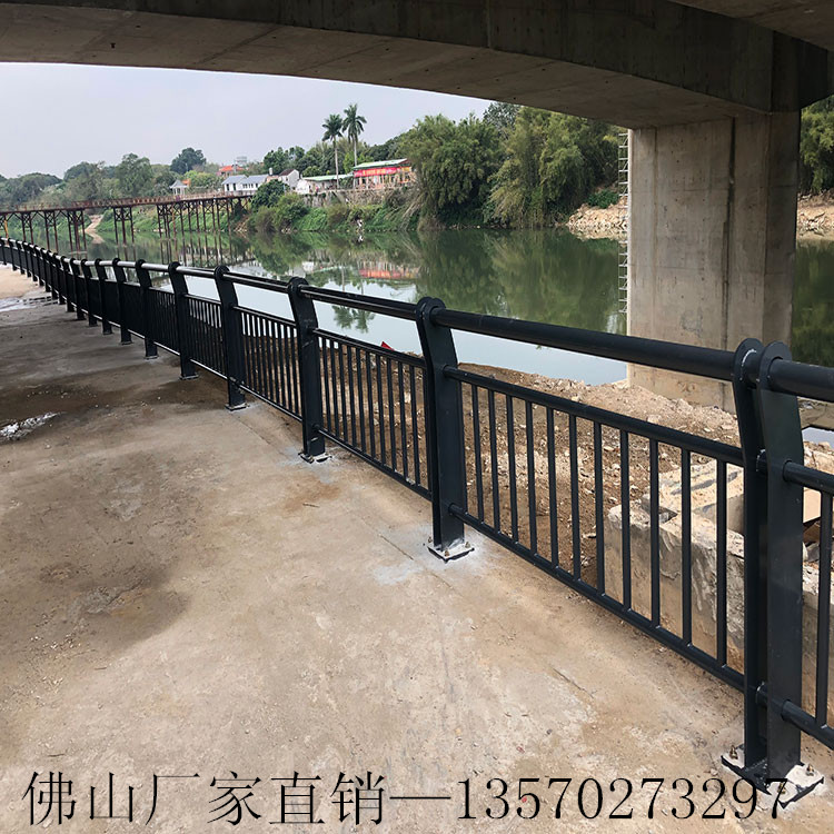 广州定制304不钢复合管护栏 河道景观镀锈锌隔离栏杆