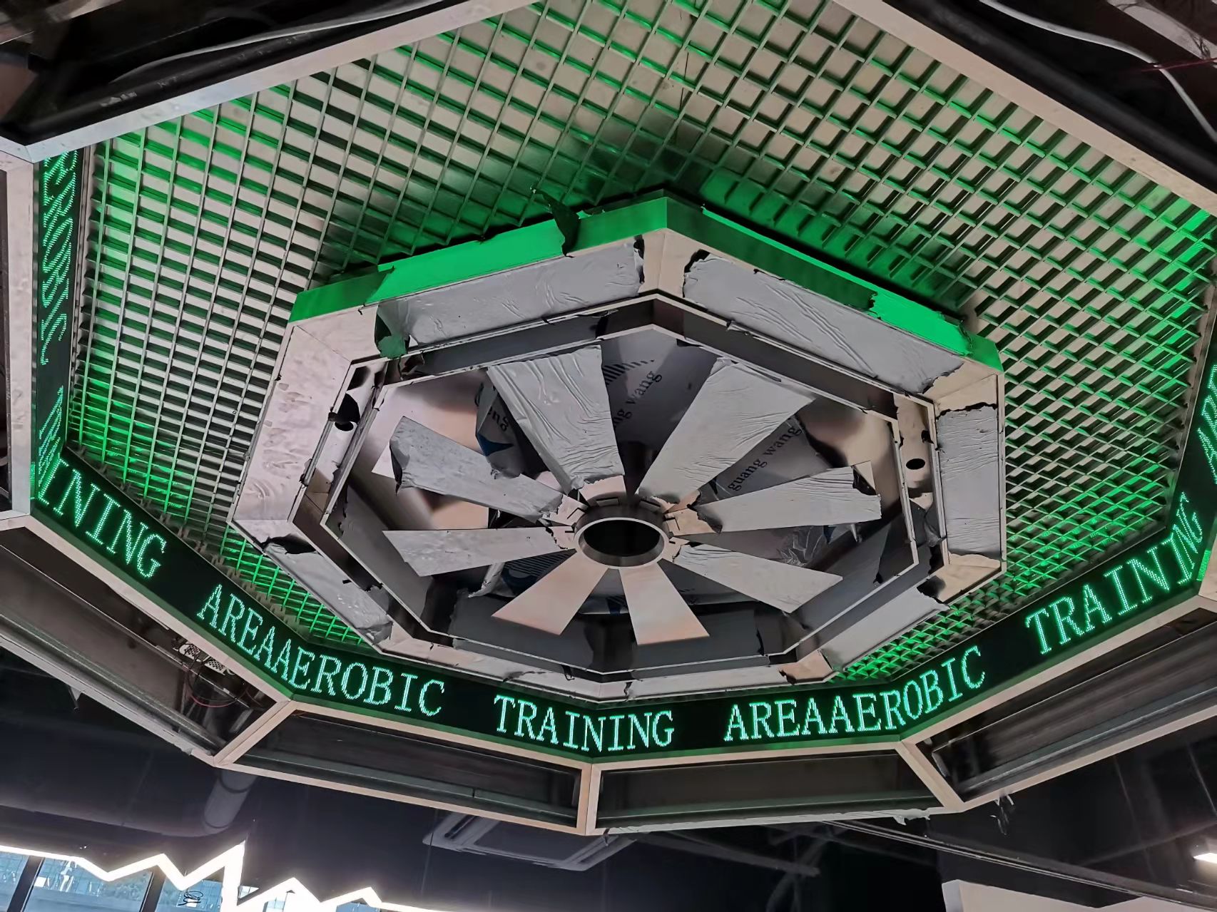 p4.75双色led显示屏 吊装 弧形 八边形LED显示屏 造型led屏