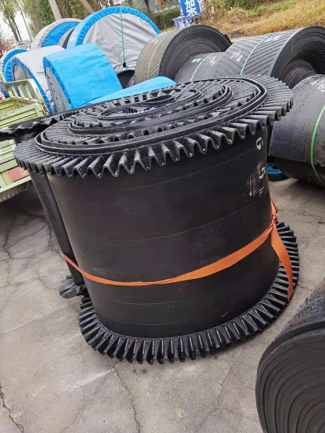 现货供应混凝土配料机无缝环形输送带裙边环形带大倾角斗带