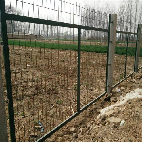四川朝巨公司厂家生产：成都铁路护栏网，成都铁路隔离防护网，成都高铁护栏网