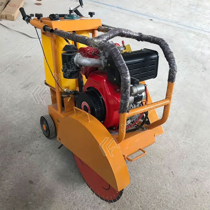 马路切割机 马路切割机是道路维护建设的一种工具
