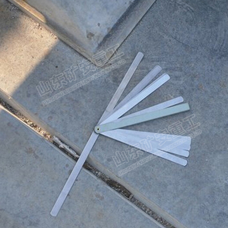 塞尺具有不同厚度级差的薄钢片组成的量规