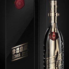 手工吹制：每一瓶李渡高粱1308·万里挑一的酒瓶都是手工吹制而成，这种传统而精湛的工艺使得每一瓶酒都