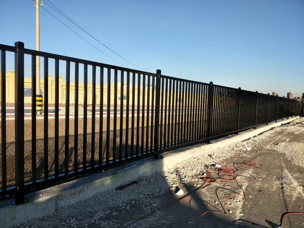 【云滴订做铁艺护栏 小区别墅学校铁艺围栏】 -山东云滴护栏有限公司