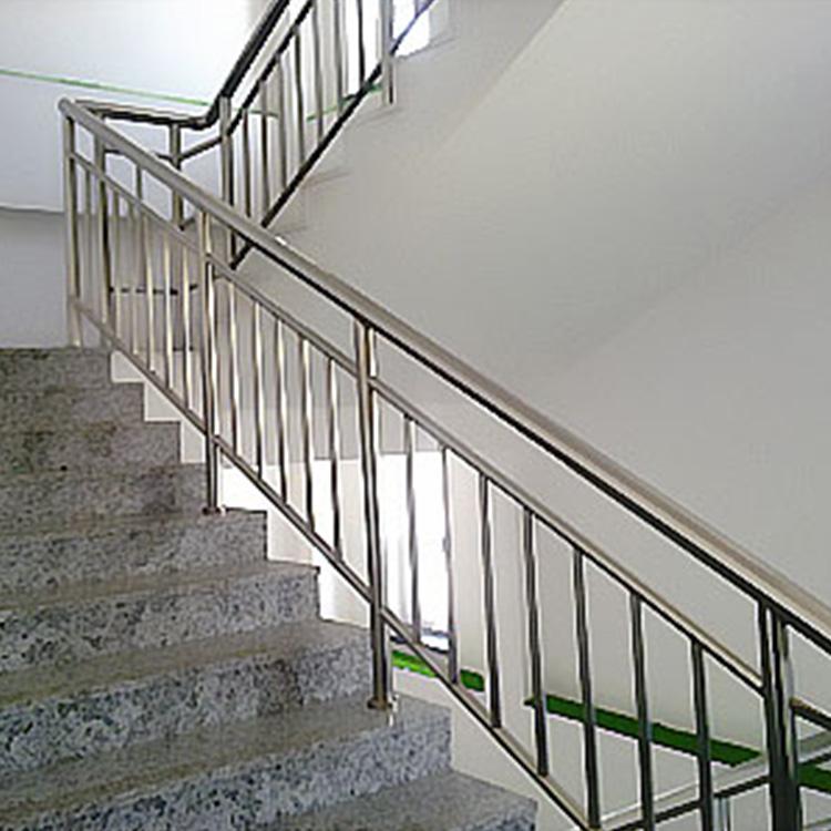 公共座椅设3个扶手周围提示请勿躺卧市民称缺少人情味城管回应