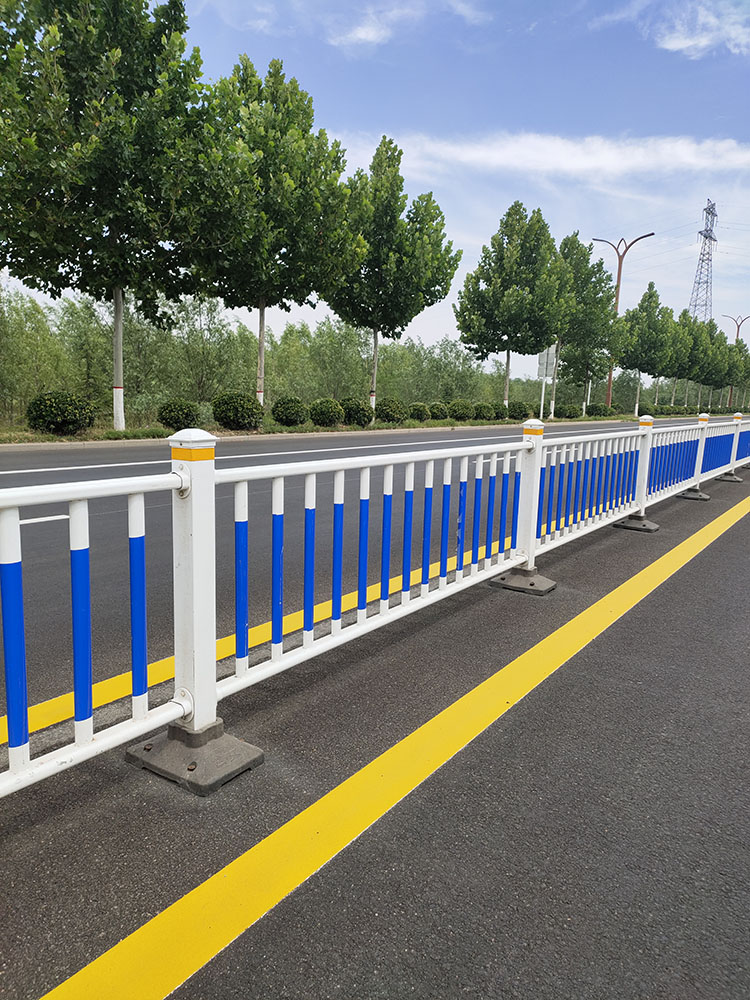 南京一头野猪横穿马路被卡护栏脱困后已放归紫金山